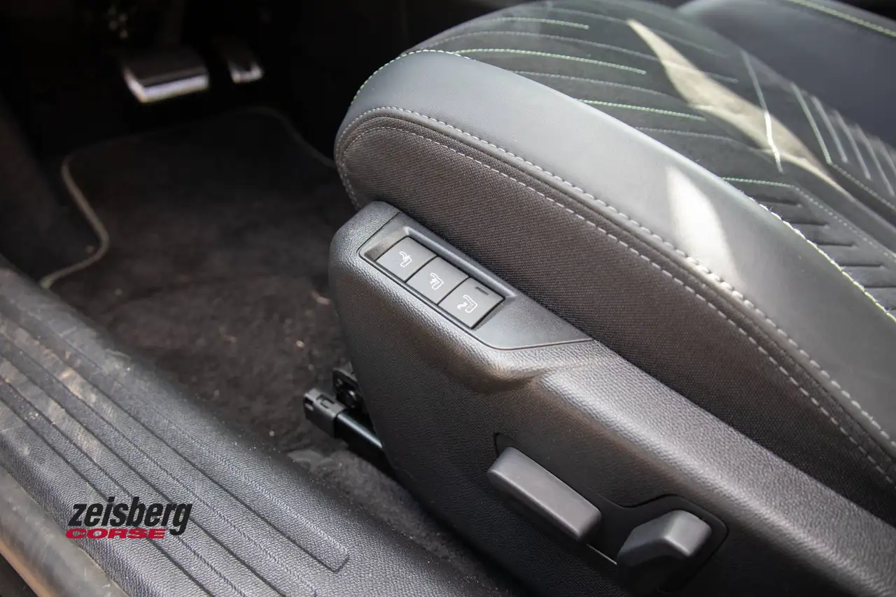 Peugeot 2008 1.2l GT PURETECH EAT8 Alcantara/Navi/Shzng — Galerie du véhicule 16