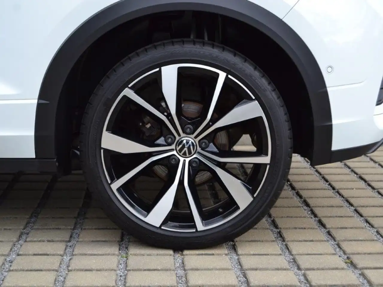Volkswagen T-Roc 1.5 TSI DSG R-Line BLACK-STYLE/AHK/NW-AG/19-ZOLL+ — معرض صور السيارة 7