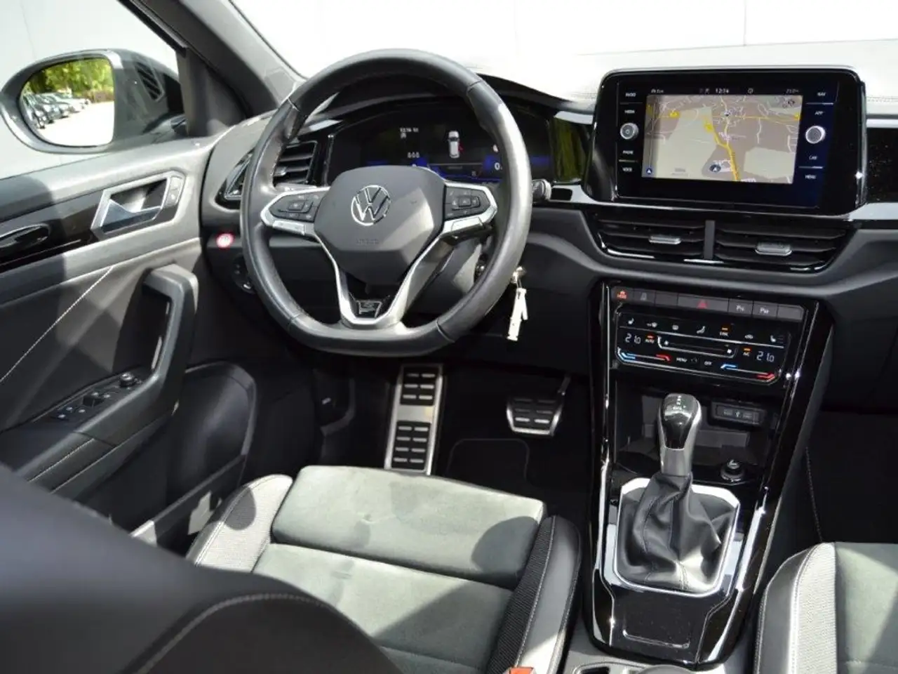 Volkswagen T-Roc 1.5 TSI DSG R-Line BLACK-STYLE/AHK/NW-AG/19-ZOLL+ — معرض صور السيارة 23