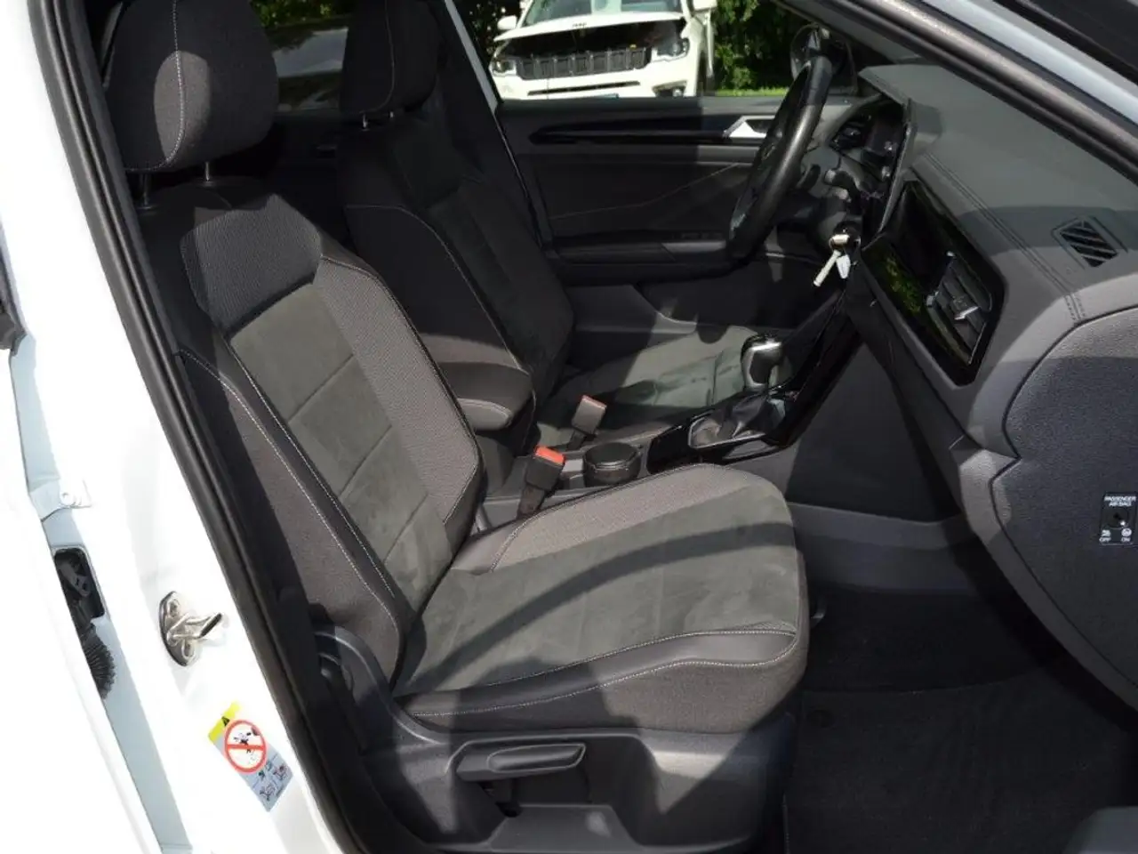 Volkswagen T-Roc 1.5 TSI DSG R-Line BLACK-STYLE/AHK/NW-AG/19-ZOLL+ — معرض صور السيارة 5