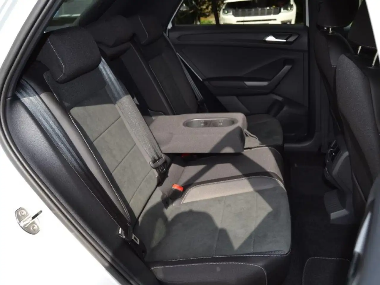 Volkswagen T-Roc 1.5 TSI DSG R-Line BLACK-STYLE/AHK/NW-AG/19-ZOLL+ — معرض صور السيارة 10