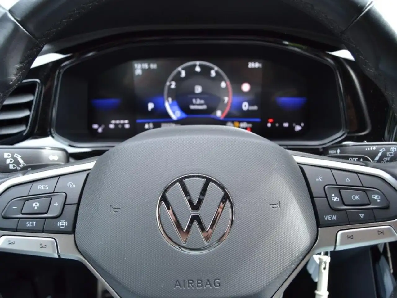 Volkswagen T-Roc 1.5 TSI DSG R-Line BLACK-STYLE/AHK/NW-AG/19-ZOLL+ — معرض صور السيارة 15