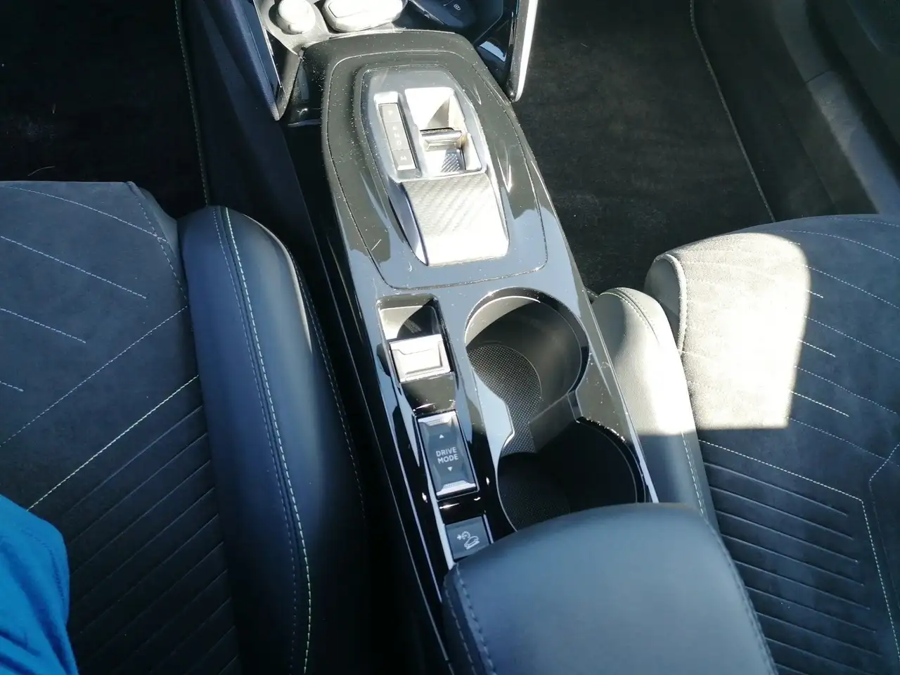 Peugeot 2008 1.2 PureTech 130 GT ACC AHK KeyLess LED PDC — معرض صور السيارة 21