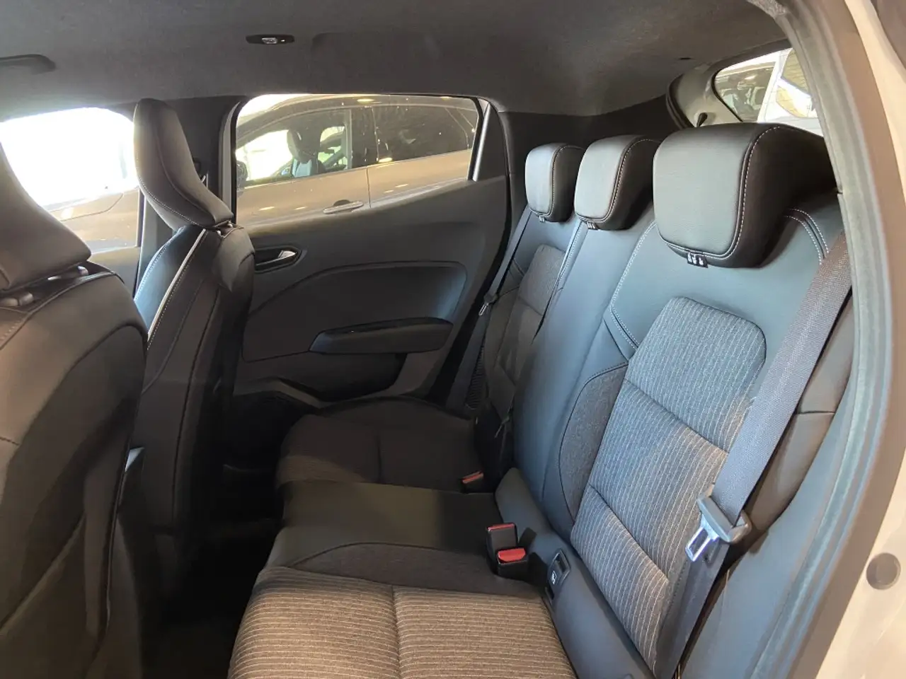 Mitsubishi Colt HEV 160 Kaiteki — Vehicle gallery 19