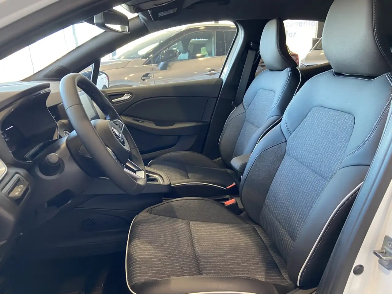 Mitsubishi Colt HEV 160 Kaiteki — Vehicle gallery 18