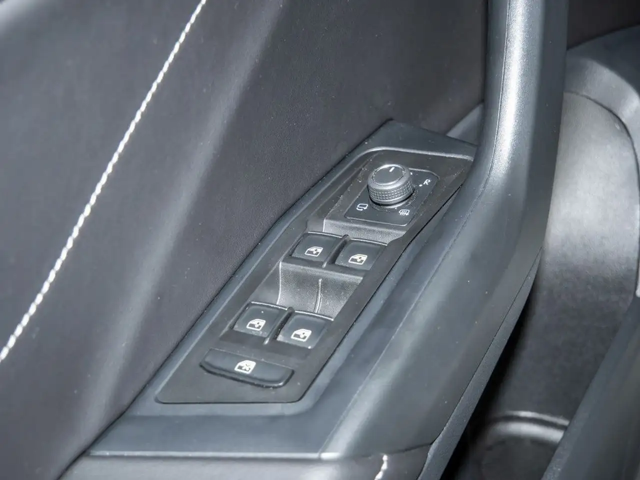 Volkswagen T-Roc 1.0 TSI R-Line LED-Plus ParkAssist APP SHZ — معرض صور السيارة 18