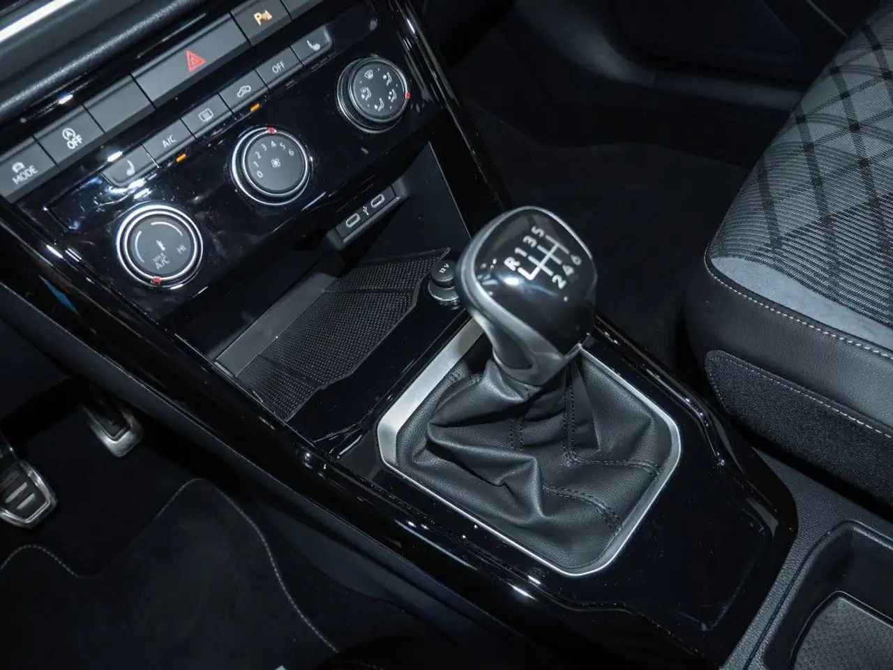 Volkswagen T-Roc 1.0 TSI R-Line LED-Plus ParkAssist APP SHZ — معرض صور السيارة 13