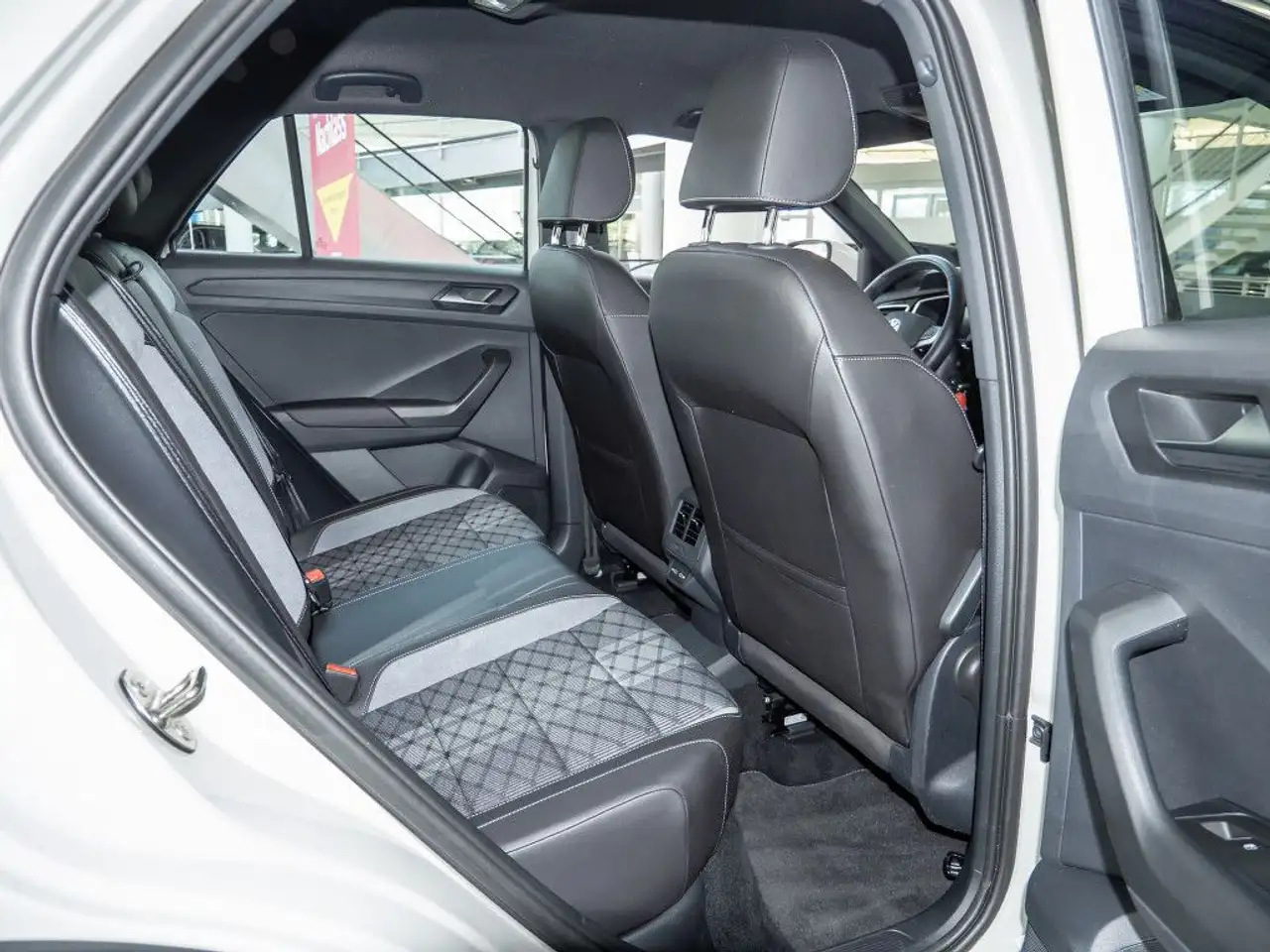 Volkswagen T-Roc 1.0 TSI R-Line LED-Plus ParkAssist APP SHZ — معرض صور السيارة 5