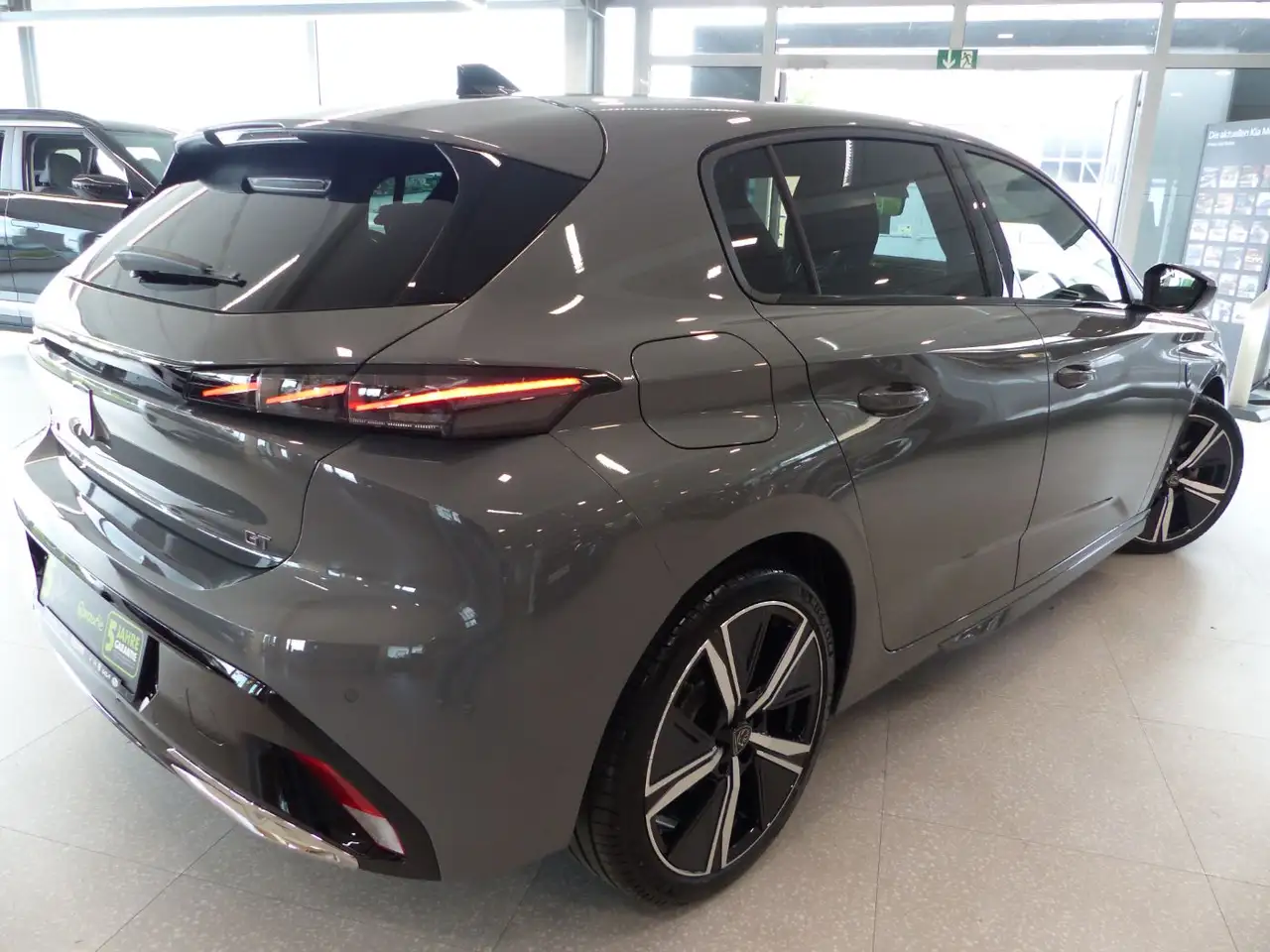 Peugeot 308 1.2 PureTech 130 GT ACC+LED+Navi+SHZ+2xKlima — معرض صور السيارة 3