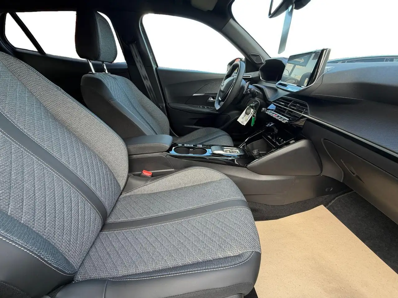 Peugeot 2008 Allure 1.2 EAT8 SHZ/PDC/CarPlay/LED — معرض صور السيارة 16