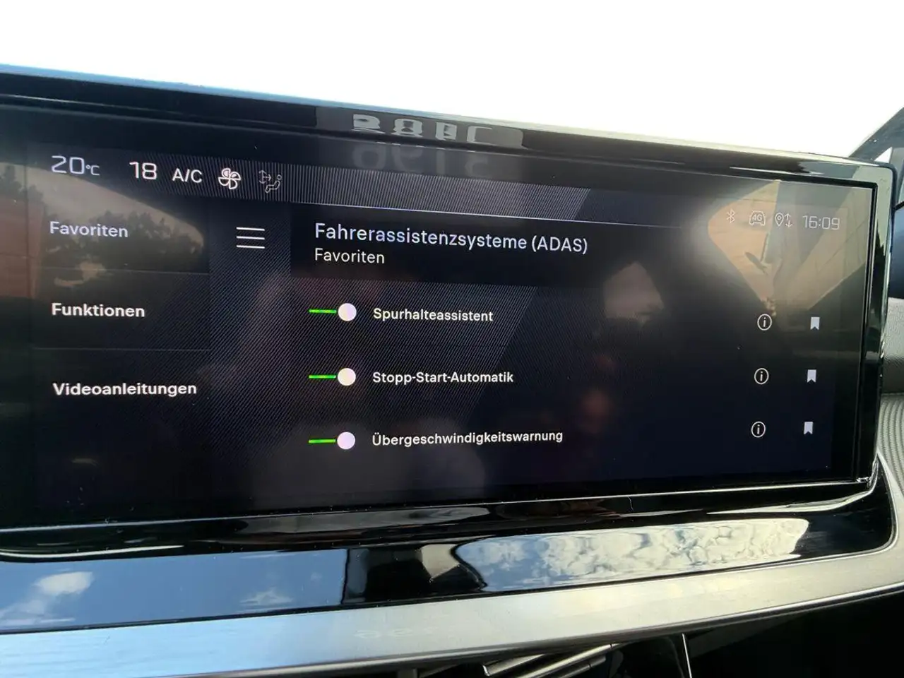 Peugeot 2008 Allure 1.2 EAT8 SHZ/PDC/CarPlay/LED — معرض صور السيارة 13