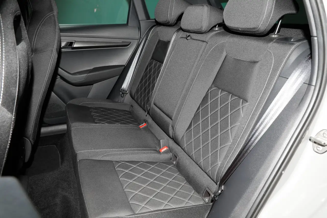 Skoda Karoq 2.0 TSI 4x4 DSG Sportline AHK Kam SHZ Navi — Vehicle gallery 17