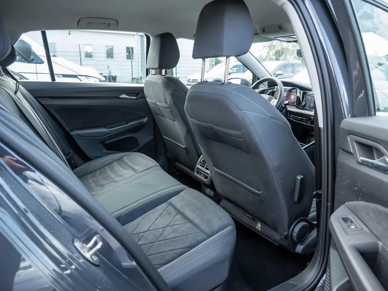 Volkswagen Golf VIII 1.5 eTSI DSG Style LED-Plus PDC SHZ — معرض صور السيارة 8