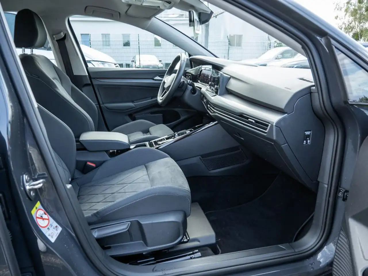 Volkswagen Golf VIII 1.5 eTSI DSG Style LED-Plus PDC SHZ — معرض صور السيارة 7