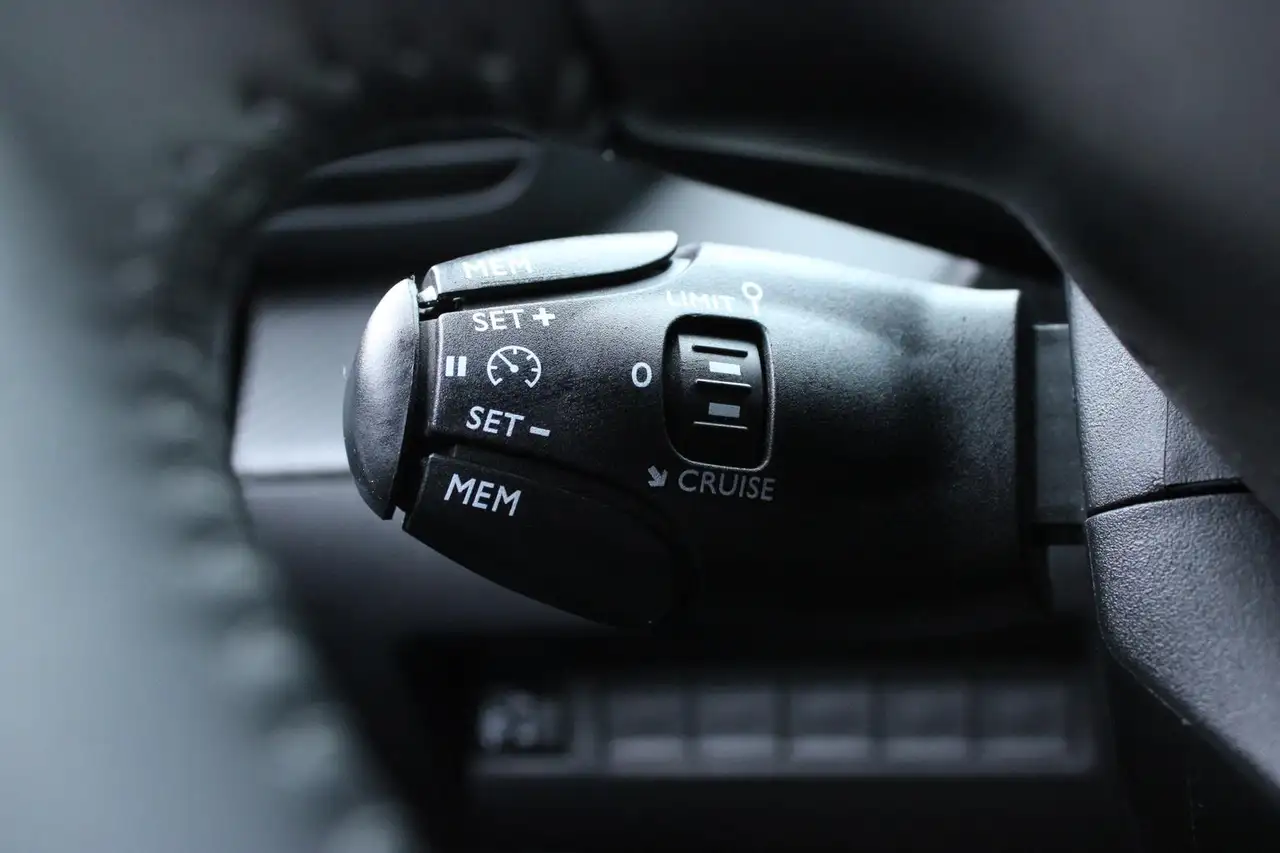 Peugeot 208 1.2 PT 100 PS Active Navi Klima 10"HD PDC — Galerie du véhicule 14