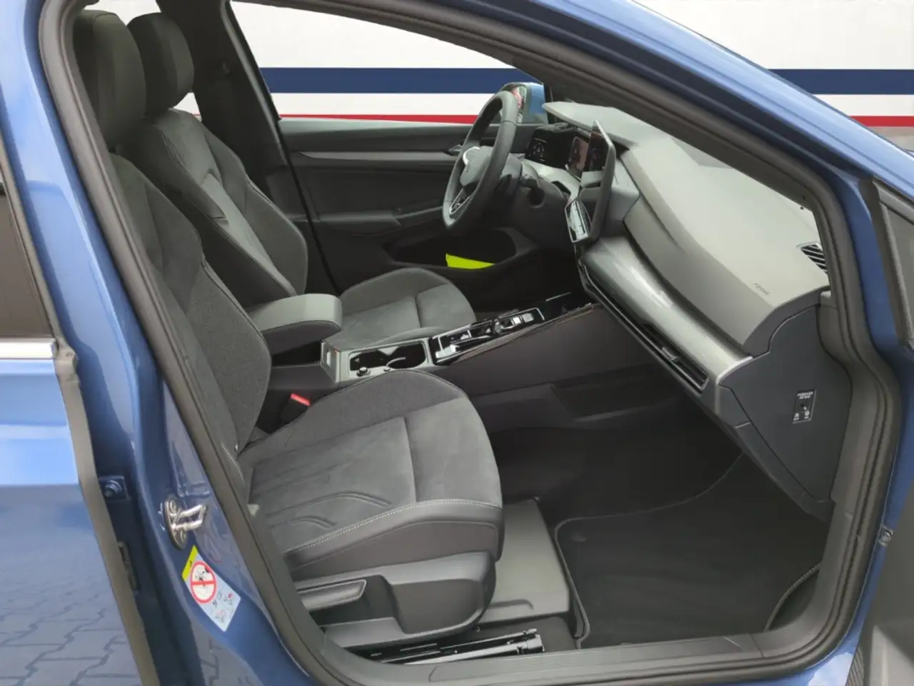 Volkswagen Golf VIII EDITION 50 1.5 eTSI DSG AHK,NAV,ACC,DAB+,LED — معرض صور السيارة 19