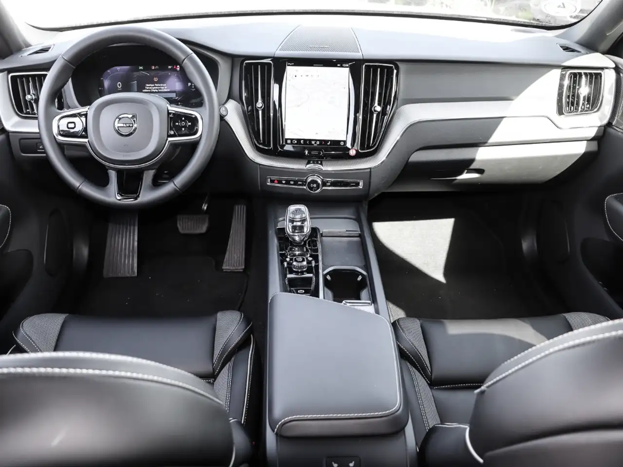 Volvo XC60 Plus Dark Recharge Plug-In Hybrid AWD T8 Twin Engi — Galerie du véhicule 5