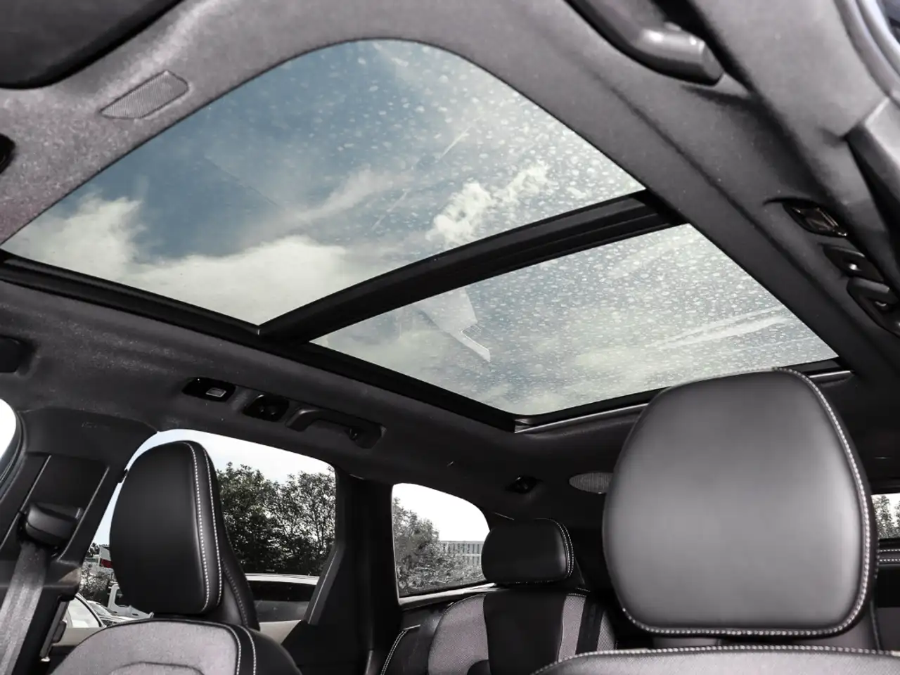 Volvo XC60 Plus Dark Recharge Plug-In Hybrid AWD T8 Twin Engi — Galerie du véhicule 13