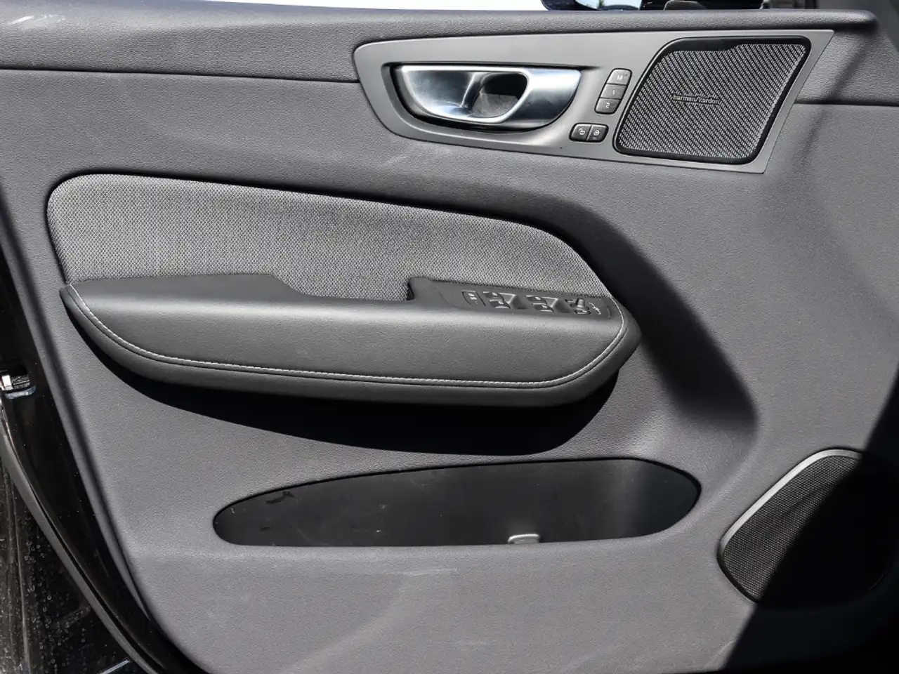 Volvo XC60 Plus Dark Recharge Plug-In Hybrid AWD T8 Twin Engi — Galerie du véhicule 10