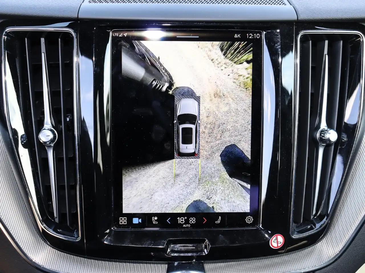 Volvo XC60 Plus Dark Recharge Plug-In Hybrid AWD T8 Twin Engi — Galerie du véhicule 9