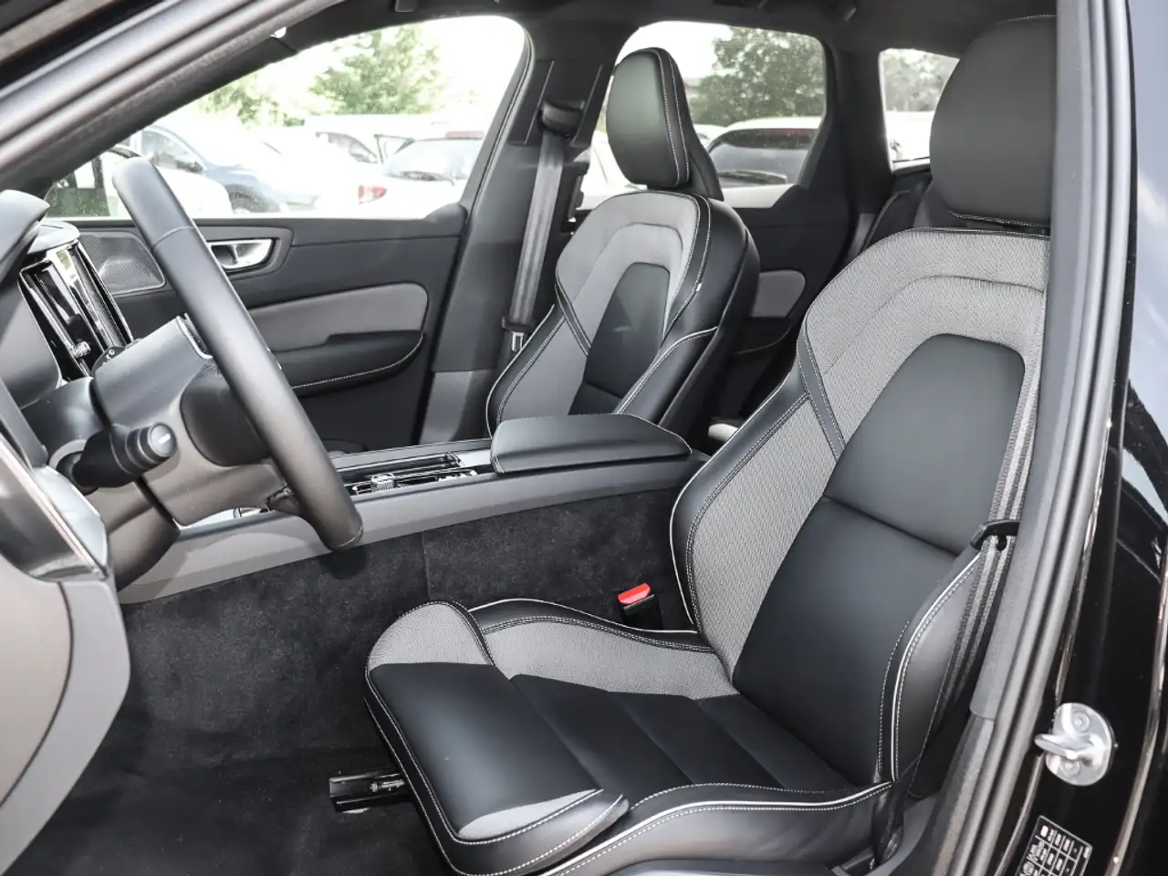 Volvo XC60 Plus Dark Recharge Plug-In Hybrid AWD T8 Twin Engi — Galerie du véhicule 7