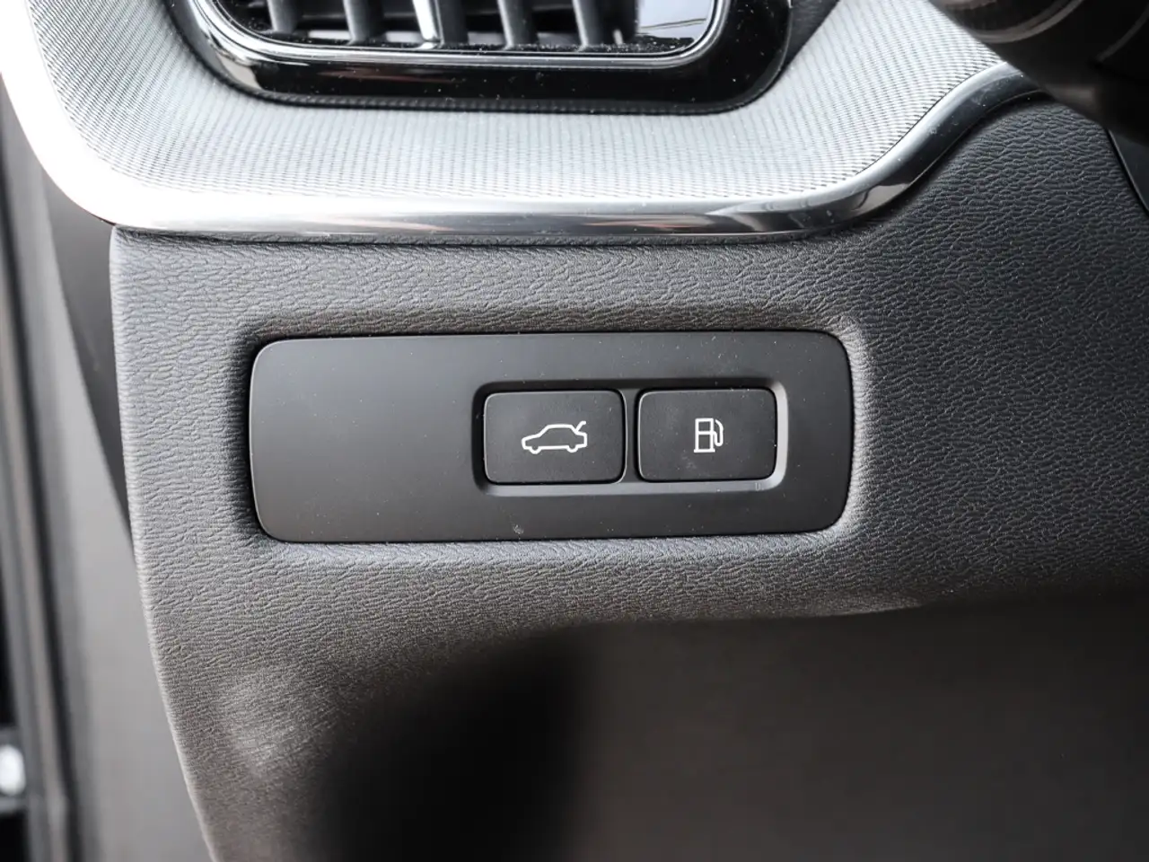 Volvo XC60 Plus Dark Recharge Plug-In Hybrid AWD T8 Twin Engi — Galerie du véhicule 11