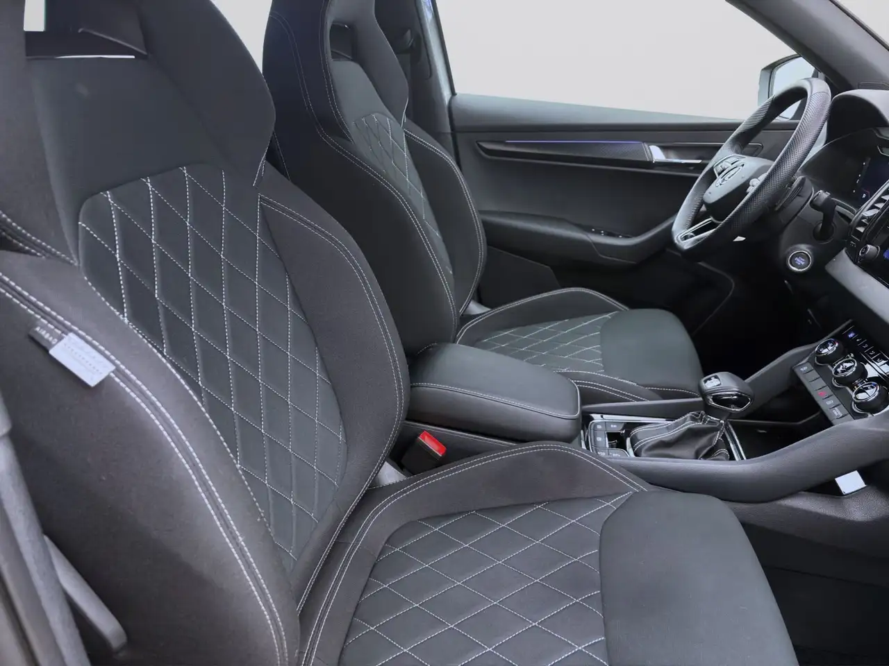 Skoda Karoq 2.0 TSI DSG 4x4 SPORTLINE SITZHZG PDC VIRT — معرض صور السيارة 16