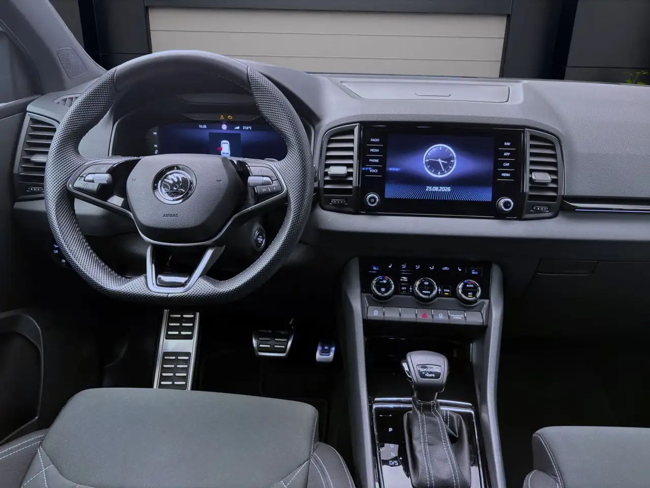 Skoda Karoq 2.0 TSI DSG 4x4 SPORTLINE SITZHZG PDC VIRT — معرض صور السيارة 13