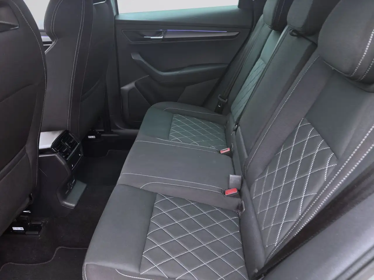 Skoda Karoq 2.0 TSI DSG 4x4 SPORTLINE SITZHZG PDC VIRT — معرض صور السيارة 15