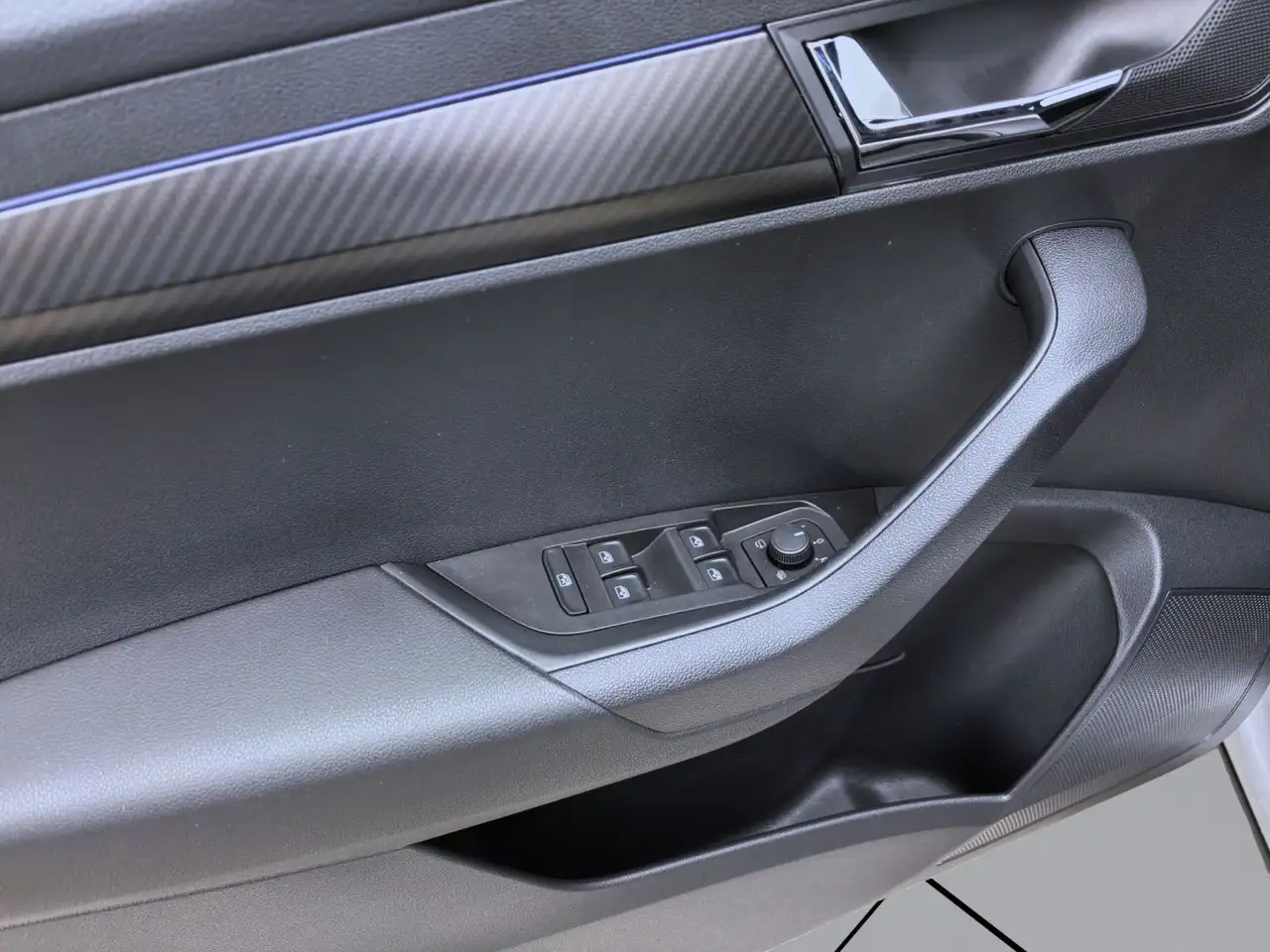 Skoda Karoq 2.0 TSI DSG 4x4 SPORTLINE SITZHZG PDC VIRT — معرض صور السيارة 10