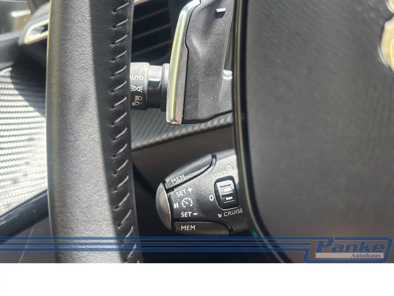 Peugeot 208 Allure Pack EAT8*NAV*LED*Carplay*RFK*SHZ* — Galería del vehículo 22