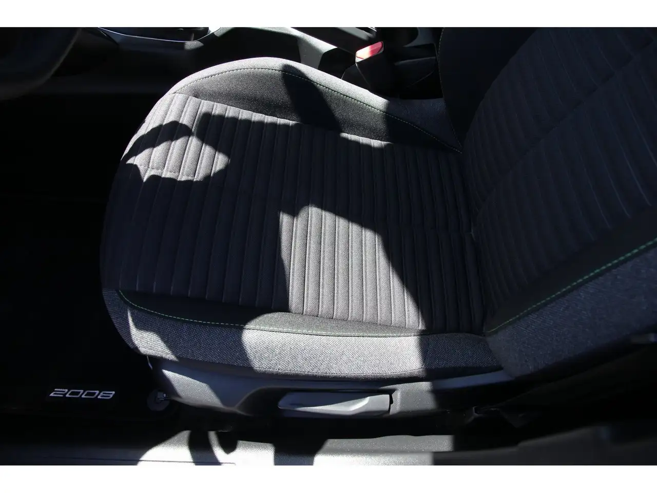 Peugeot 2008 Active PT 100 Carplay SHZ — Vehicle gallery 13