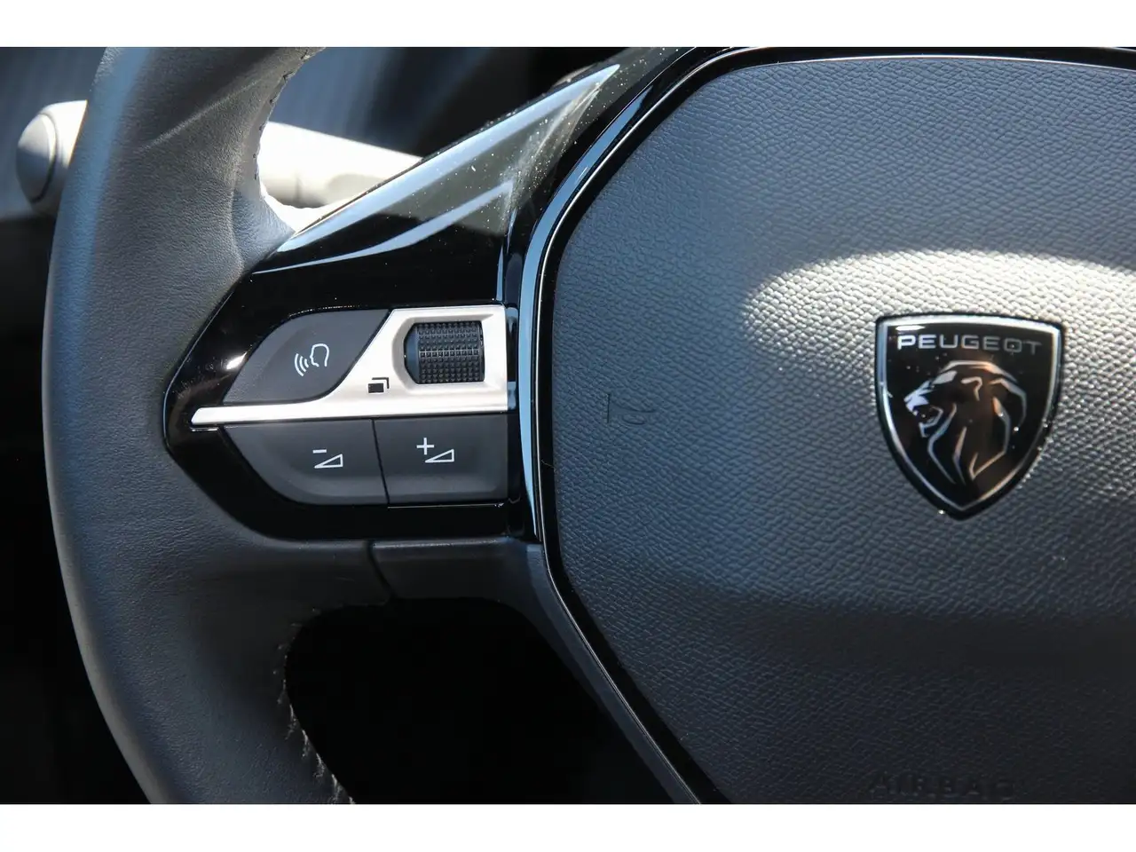 Peugeot 2008 Active PT 100 Carplay SHZ — Vehicle gallery 21