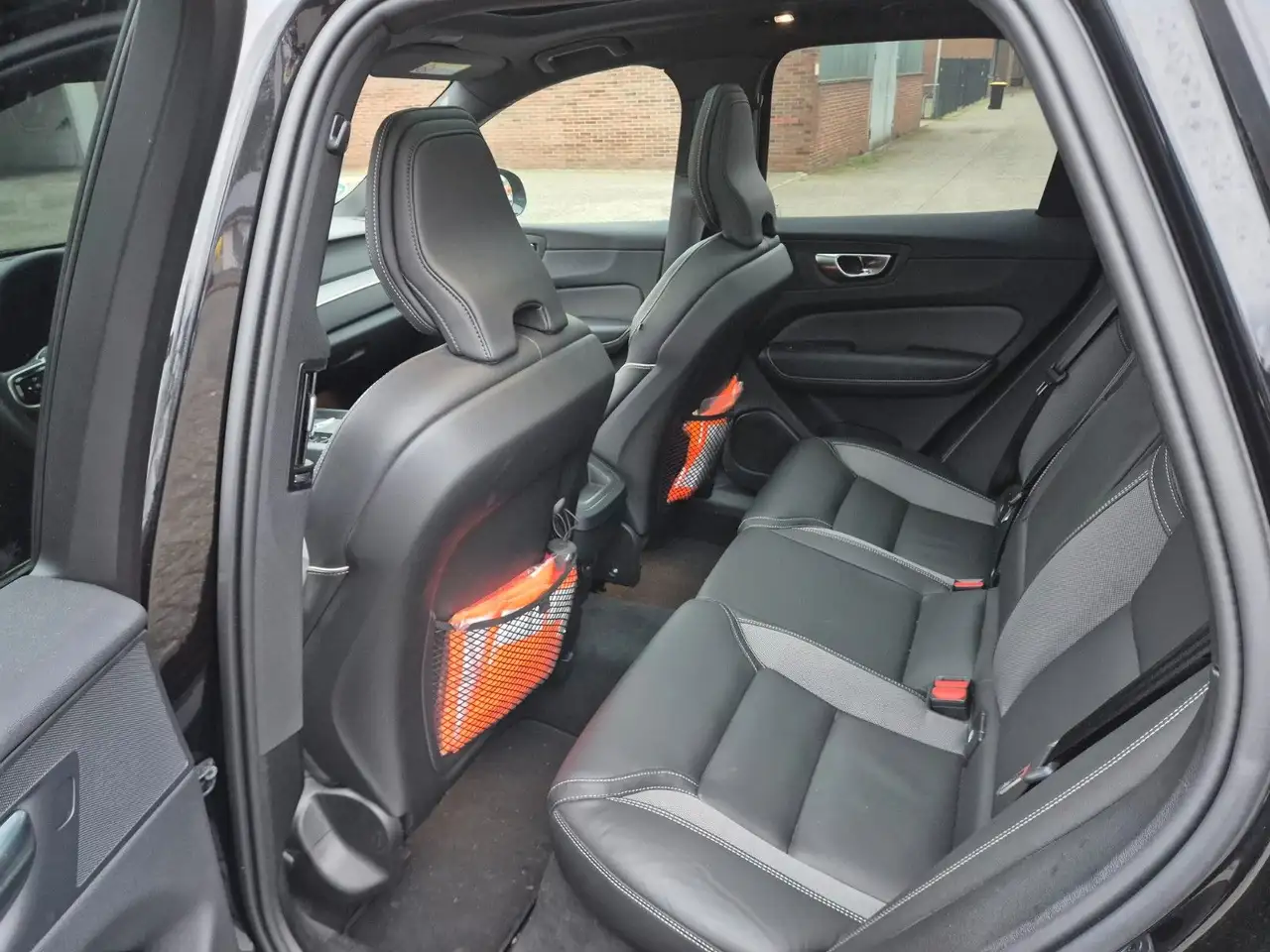 Volvo XC60 Plus Black Edition AWD B5 — Galerie du véhicule 9