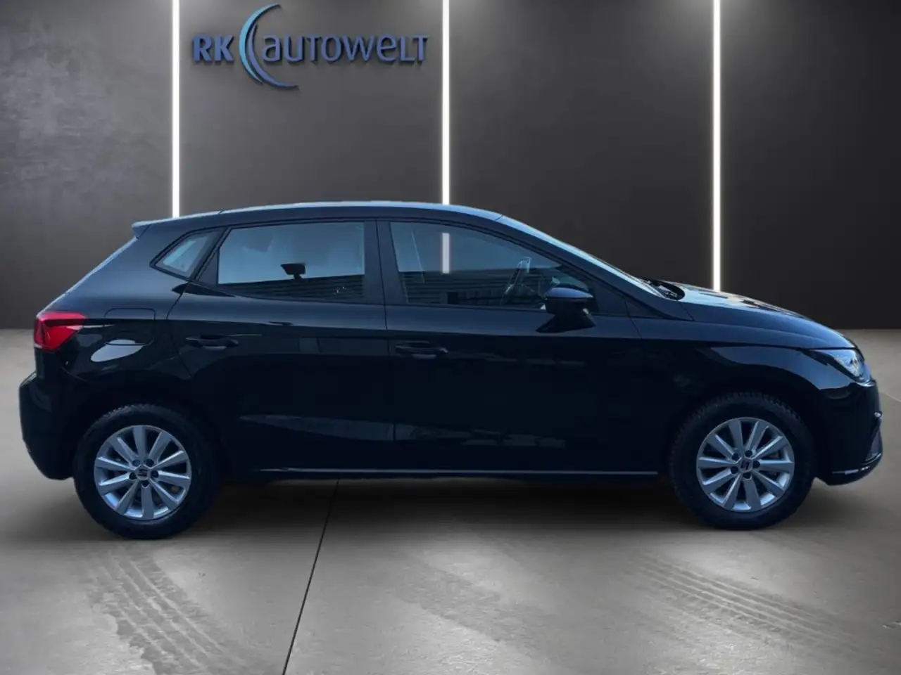 SEAT Ibiza 1.0 TSI DSG Style Edition LED FullLink PDC — Vehicle gallery 3