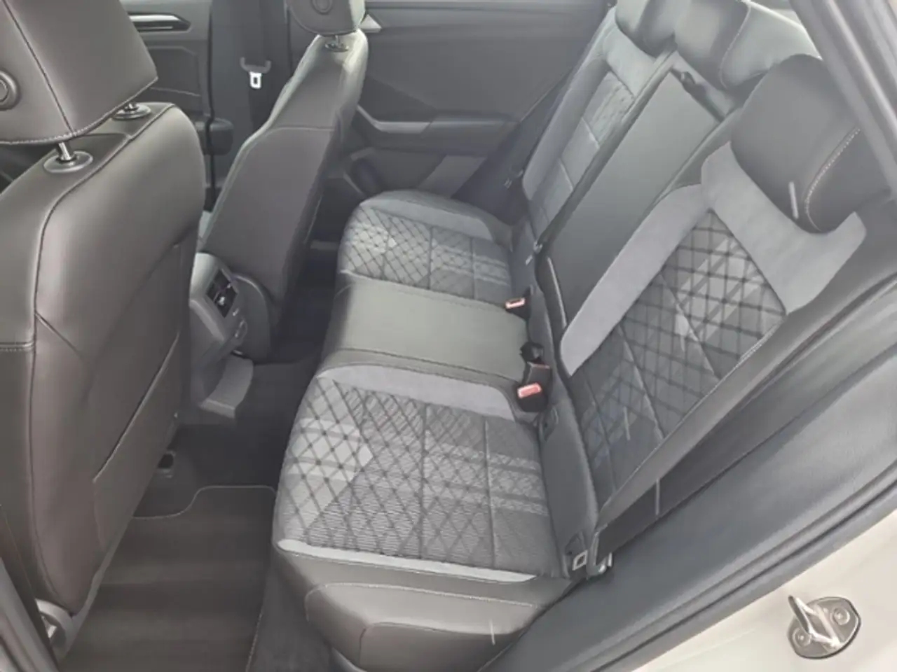 Volkswagen T-Roc 1.0 TSI R-LINE LED-PLUS SHZ APP-CONNECT ACC LANE- — معرض صور السيارة 13