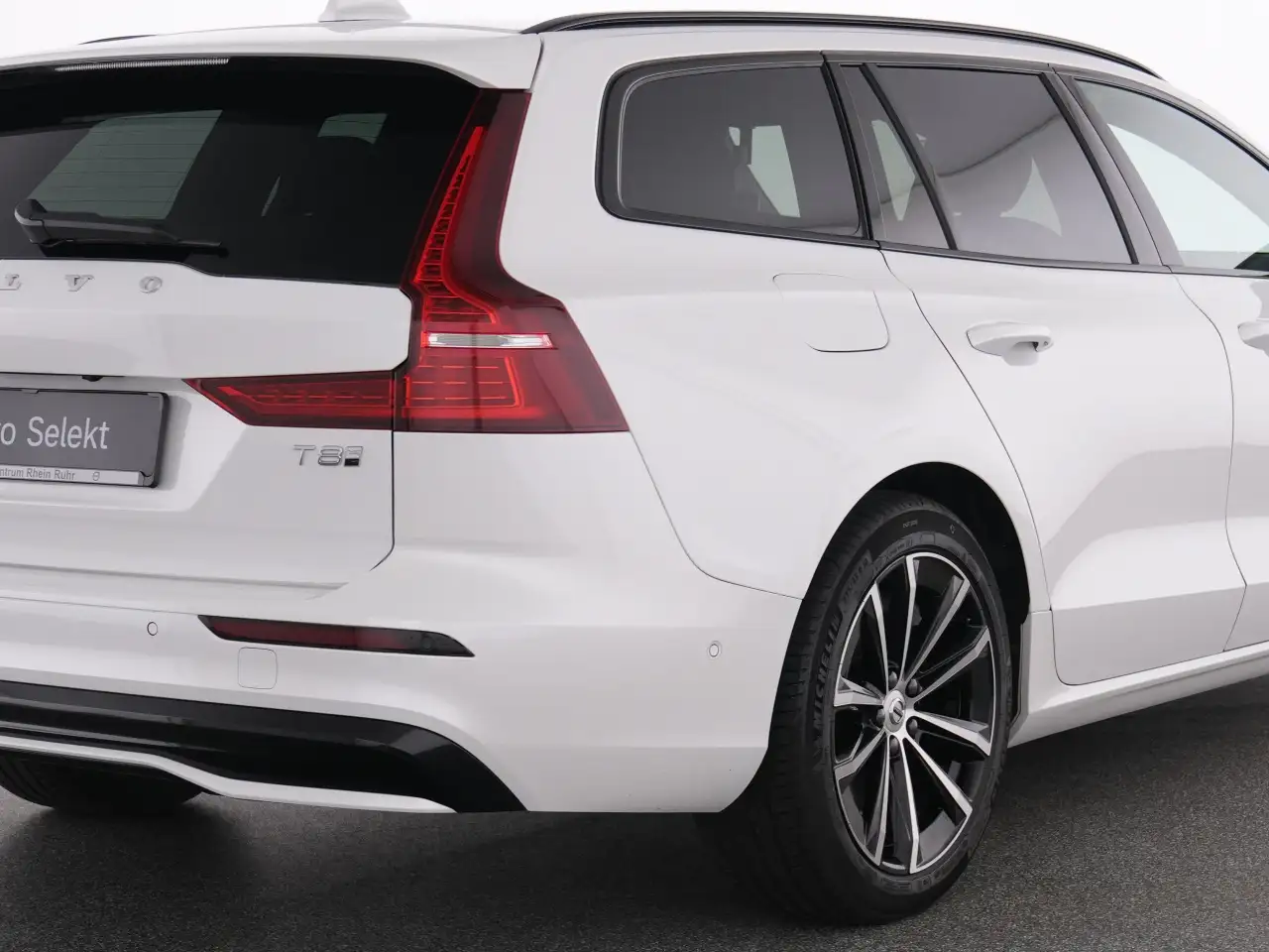 Volvo V60 T8 Recharge Plus Dark+AHK+BP+MET+MEMORY+ — Vehicle gallery 10
