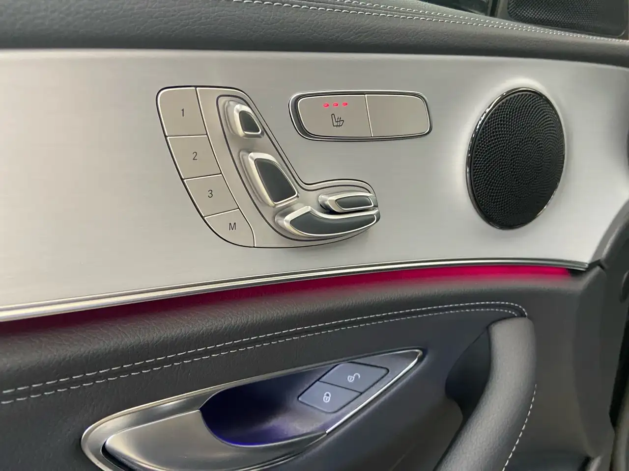Mercedes-Benz E 300 e 4M AMG+Distr.+Kam+AHK+Pano+LED+Memory+ — Galería del vehículo 13