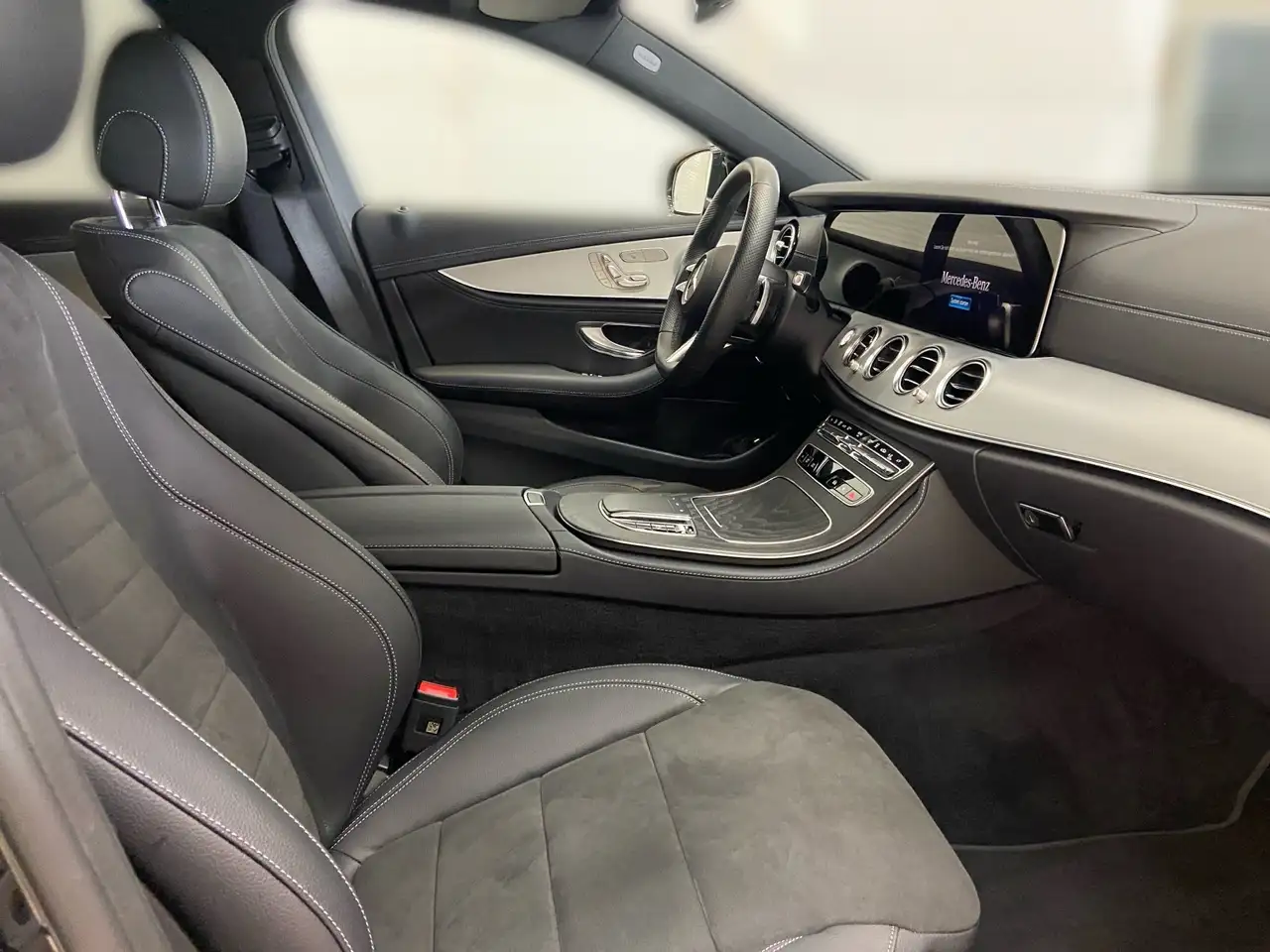 Mercedes-Benz E 300 e 4M AMG+Distr.+Kam+AHK+Pano+LED+Memory+ — Galería del vehículo 10