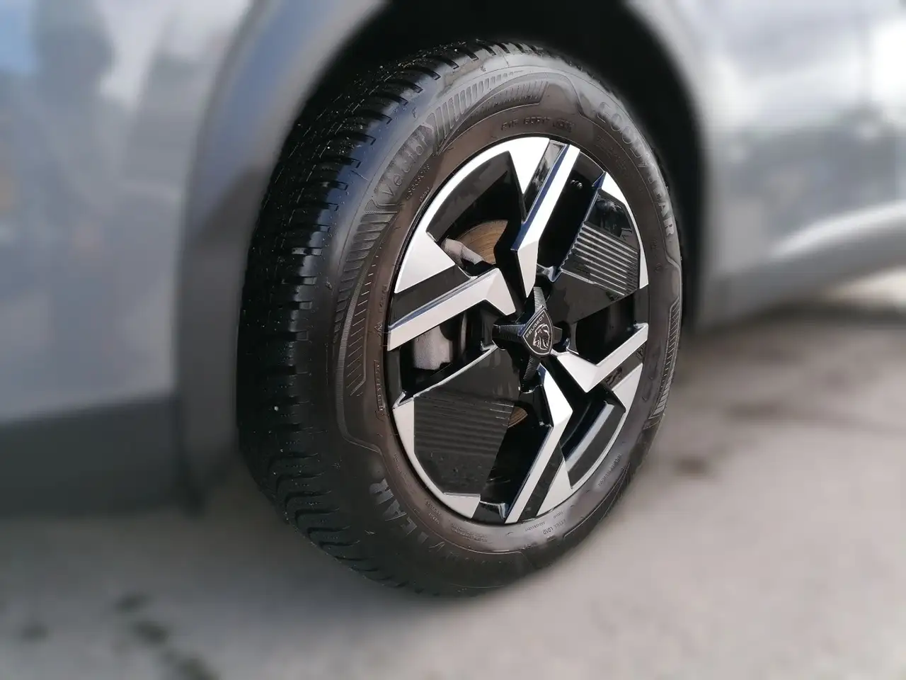 Peugeot 2008 1.2 PureTech 130 Allure LED PDC KlimaA AUT — Vehicle gallery 4