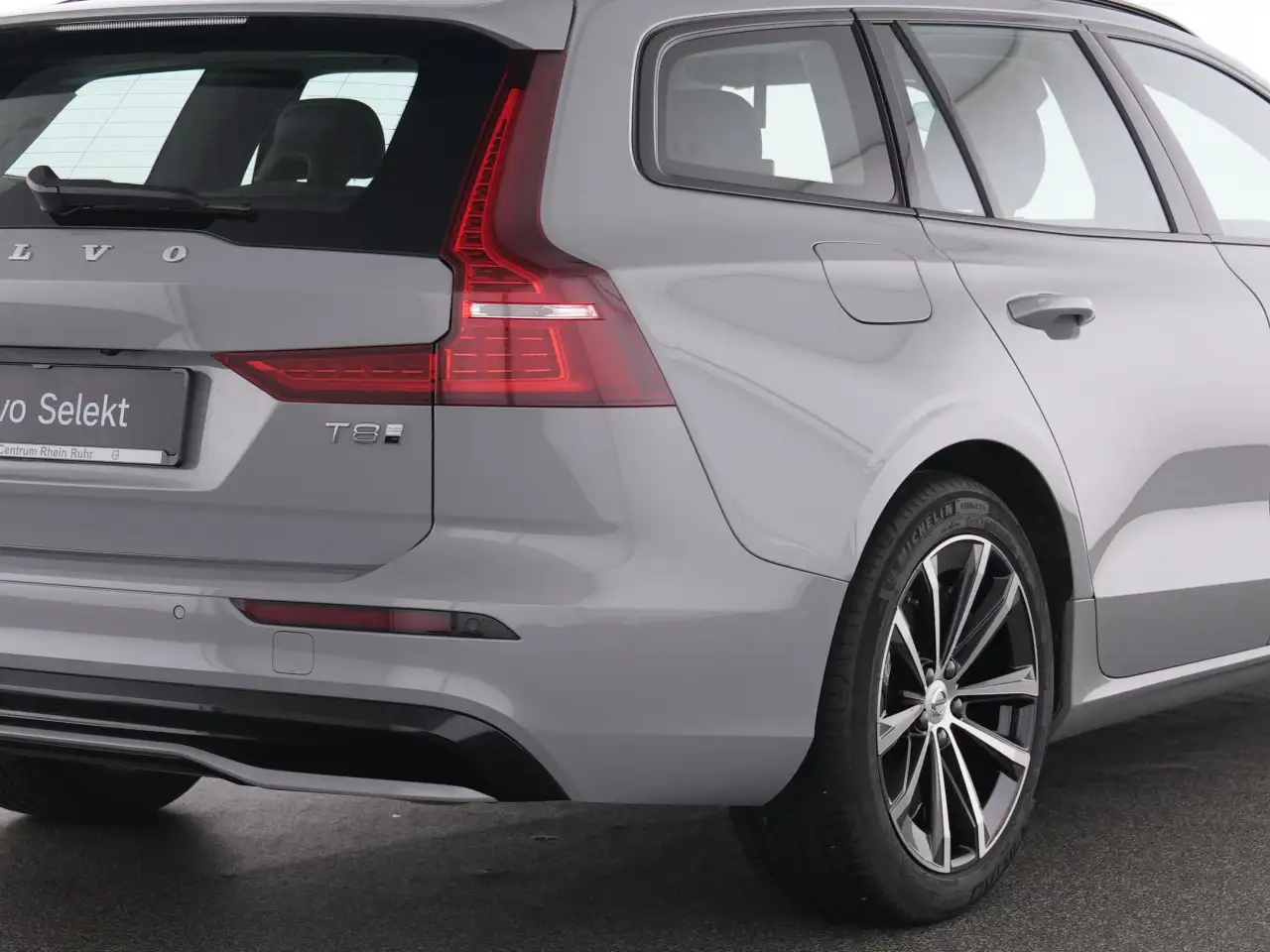 Volvo V60 T8 Recharge Plus Dark+AHK+WINTERPAK+LM18+ — Galería del vehículo 11