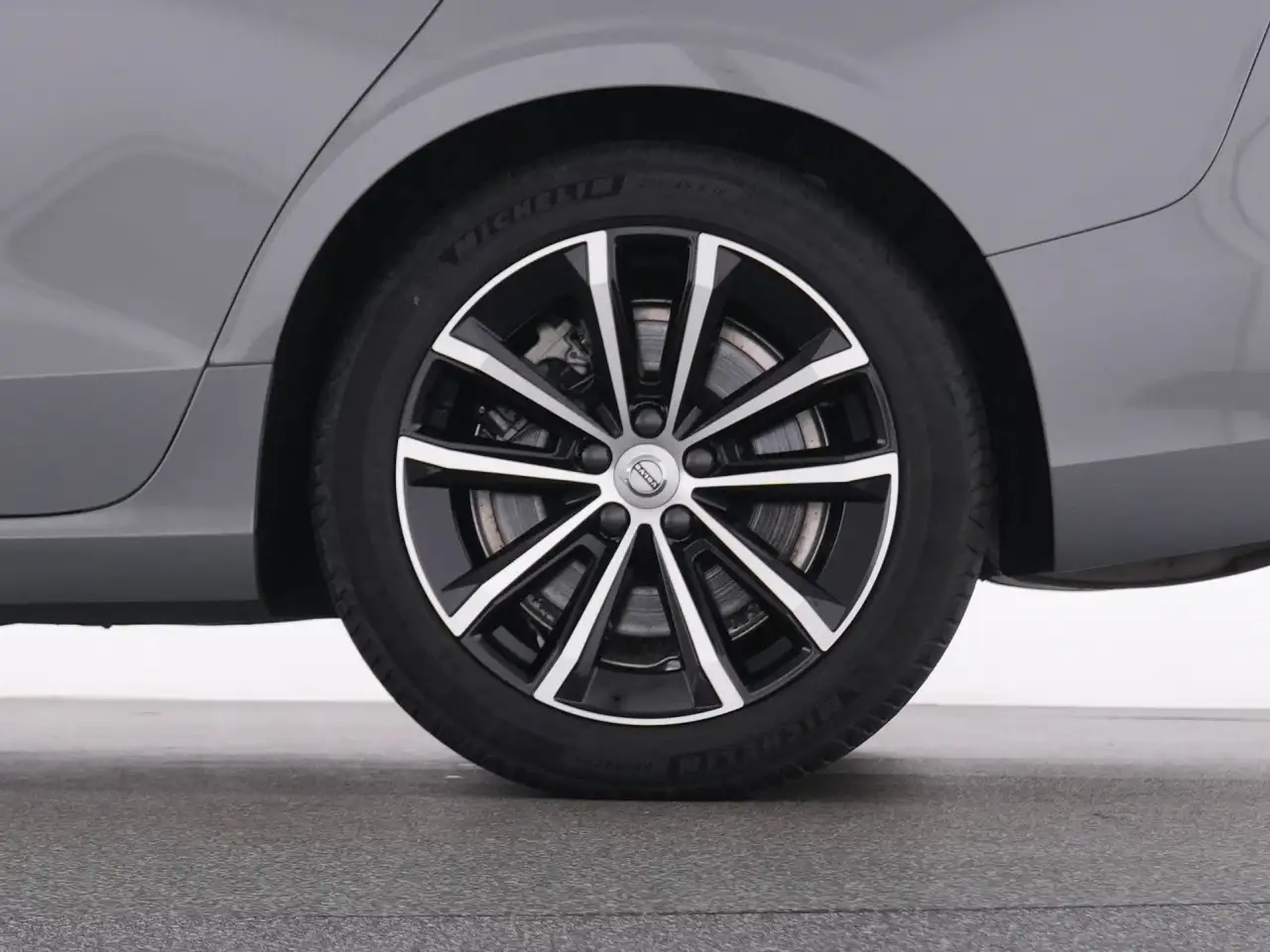 Volvo V60 T8 Recharge Plus Dark+AHK+WINTERPAK+LM18+ — Galería del vehículo 22