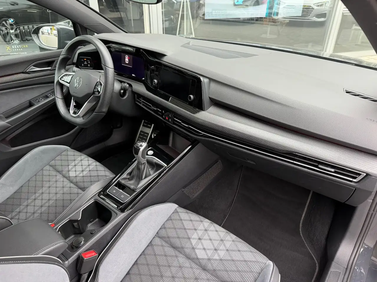 Volkswagen Golf VIII 1,5TSI 2X R-Line BLACK+VIRTU+PDC+DAB+ — Galería del vehículo 18