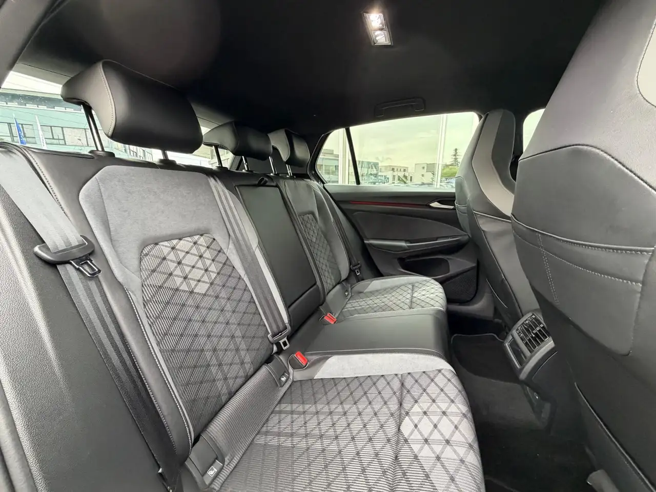 Volkswagen Golf VIII 1,5TSI 2X R-Line BLACK+VIRTU+PDC+DAB+ — Galería del vehículo 11