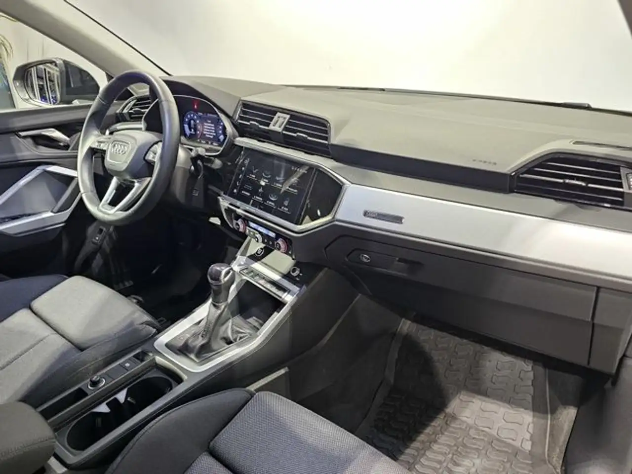 Audi Q3 35 TFSI Sport Virtual LED Plus Standheiz. AHK Spor — Vehicle gallery 18