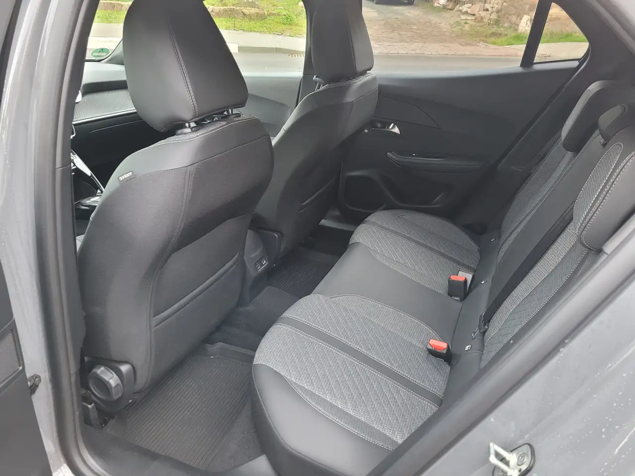 Peugeot 2008 Allure-Automatik-Tempomat-Allwetter-RFK-LED-SOS! — Galería del vehículo 13