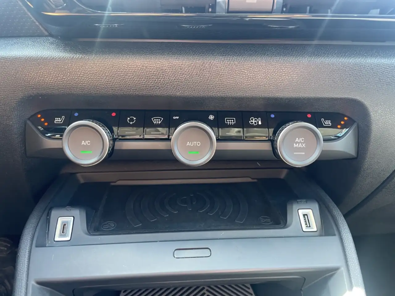 Citroen C4 PT 130 EAT8 Shine Navi LED ACC Digitales Cockpit S — معرض صور السيارة 18
