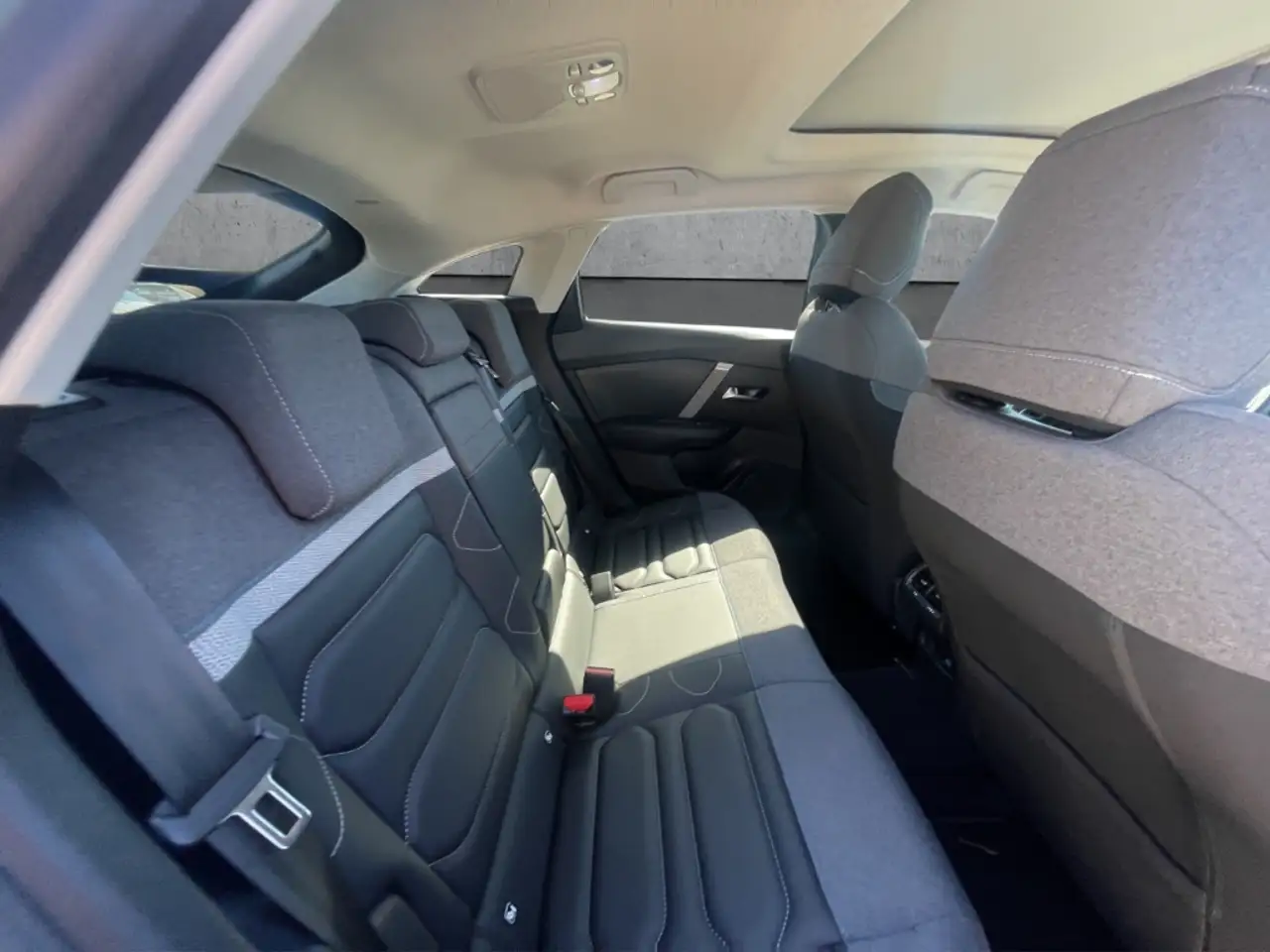 Citroen C4 PT 130 EAT8 Shine Navi LED ACC Digitales Cockpit S — معرض صور السيارة 14