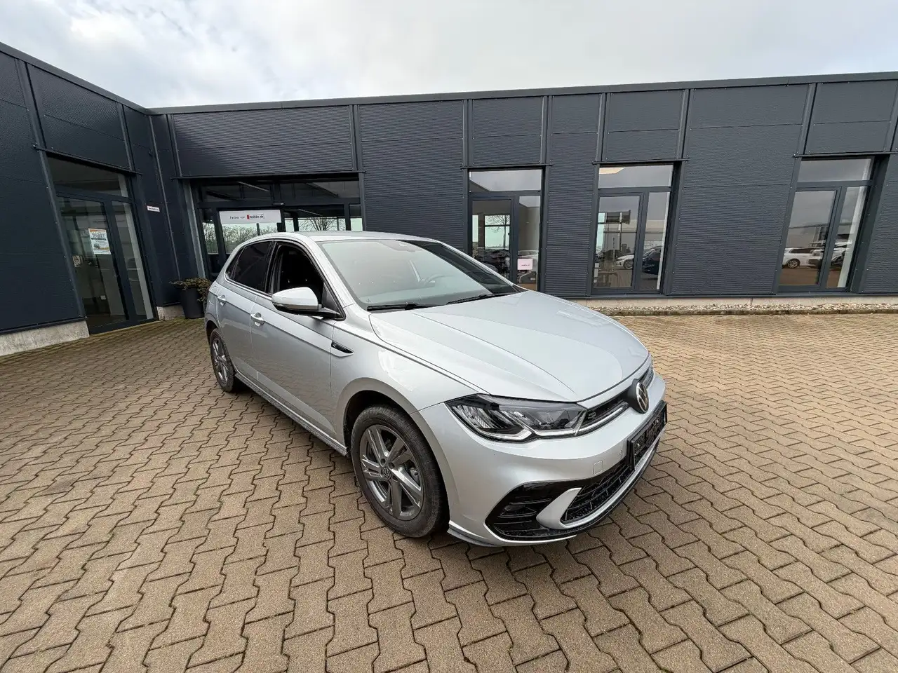 Volkswagen Polo VI 1.0 TSI DSG R-Line Matrix/ACC/Kamera — Galería del vehículo 6