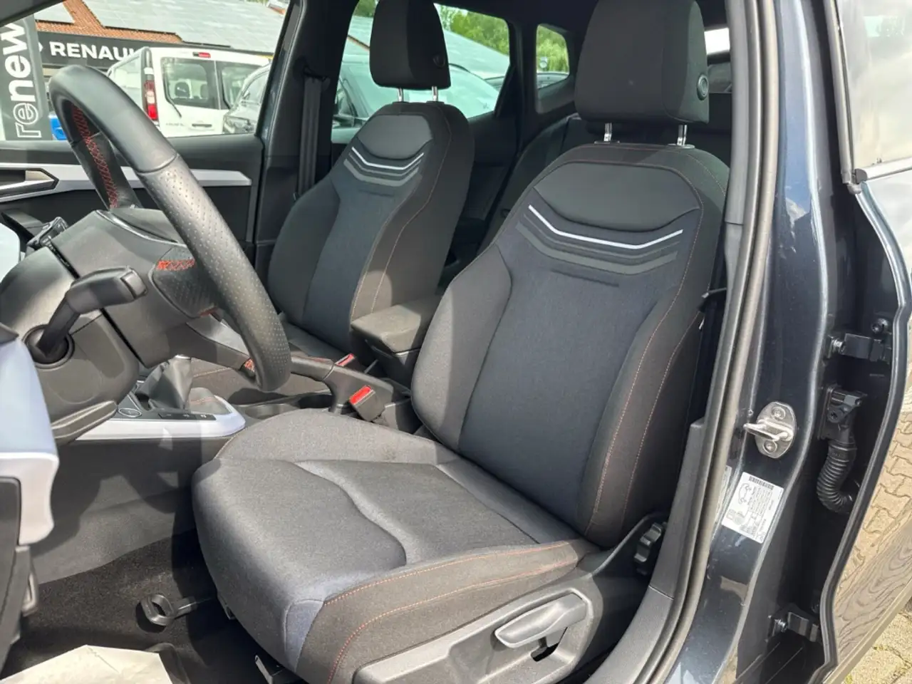 SEAT Arona 1.0 TSI DSG FR LED+DAB+NAVI+ALLWETTER — Galería del vehículo 9